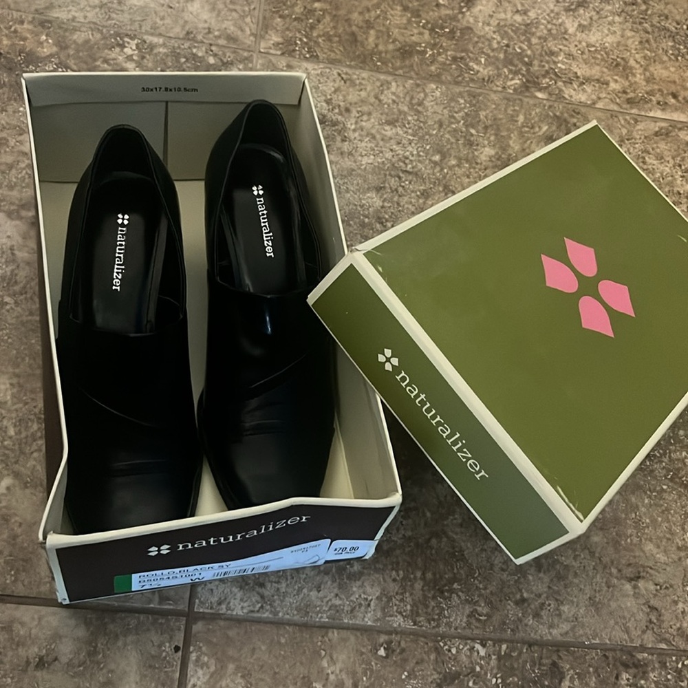 Rollo black Naturalizer shoes size 7 1/2. Great condition like new still in box - Picture 3 of 6